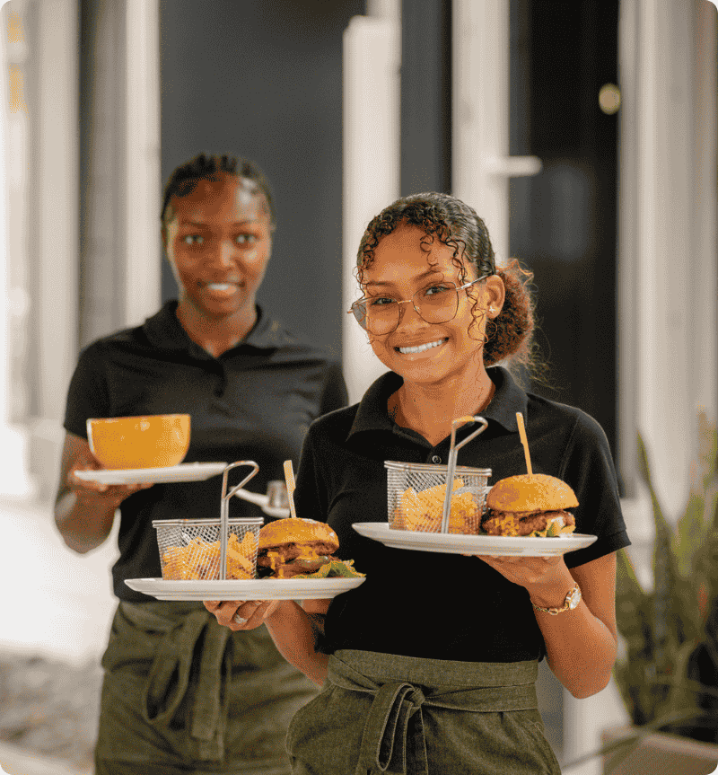 Hotel Peperpot bediening met gerecht